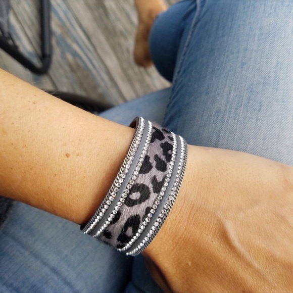 🎈SALE🎈 Faux fur animal print rhinestone bracelet - Picture 7 of 7